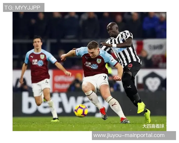 欧联杯激战：里昂与热刺战成平局争议判罚引发全场热议